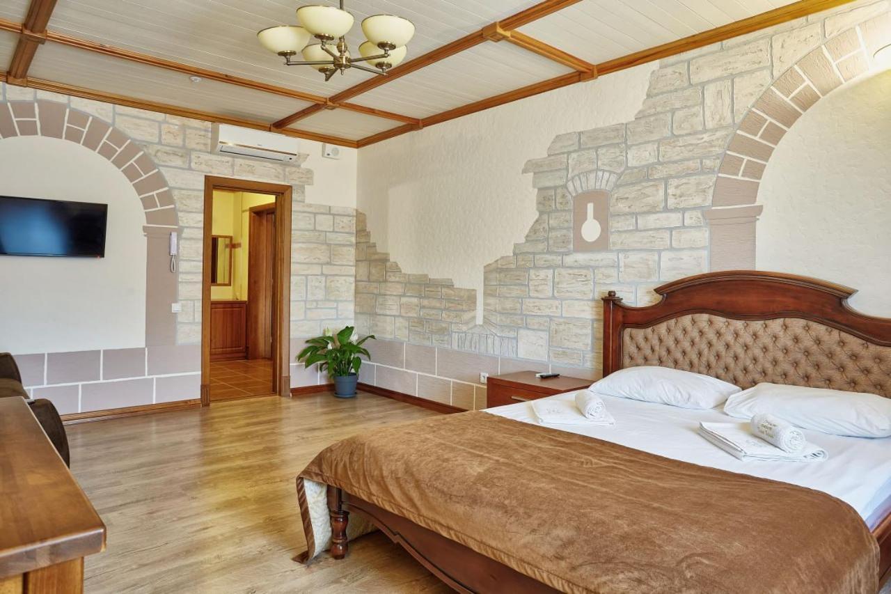 Hotel Taras Bulba à Kamianets-Podilsky Extérieur photo